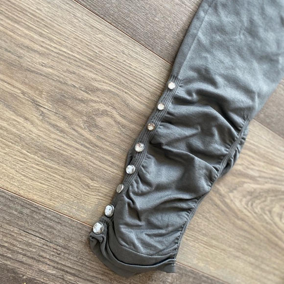 GRAY RUCHED CROPPED ANKLE LEGGINGS WITH RHINESTONES - Picture 6 of 10